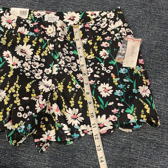 Crown & Ivy Shorts Womens Scalloped Black Floral Size 6 Shelby new with tag - Picture 4 of 8